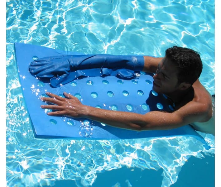 homme avec protège plâtre dans une piscine