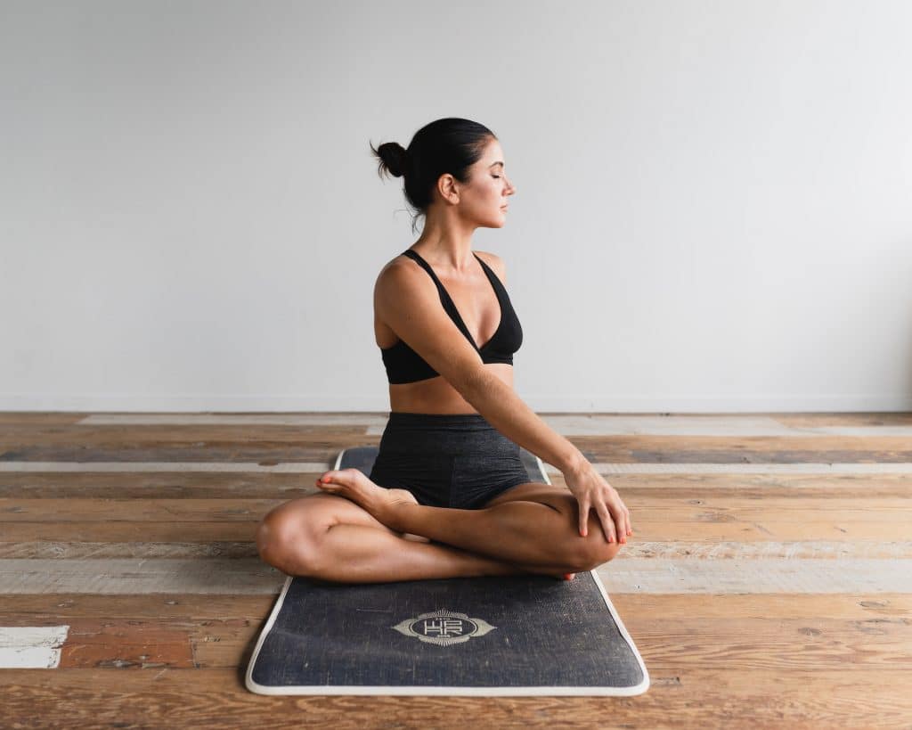 femme faisant du yoga